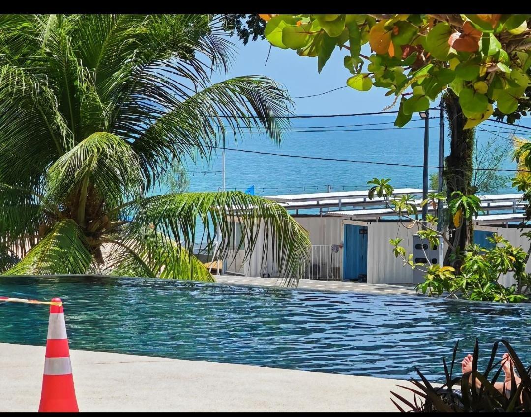 By The Sea Batu Ferringhi Beach Front Apartment Suite Eksteriør bilde